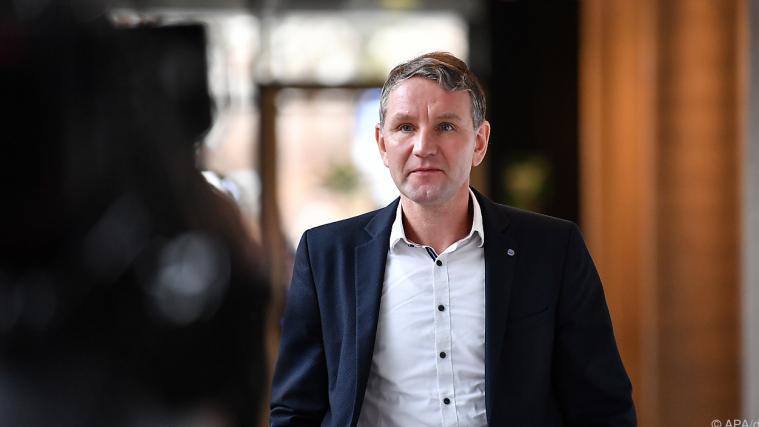 Der Thüringer AfD-Fraktionsvorsitzende Björn Höcke und der Brandenburger Fraktionschef Andreas Kalbitz, seien erwiesenermaßen Rechtsextremisten und gehören.