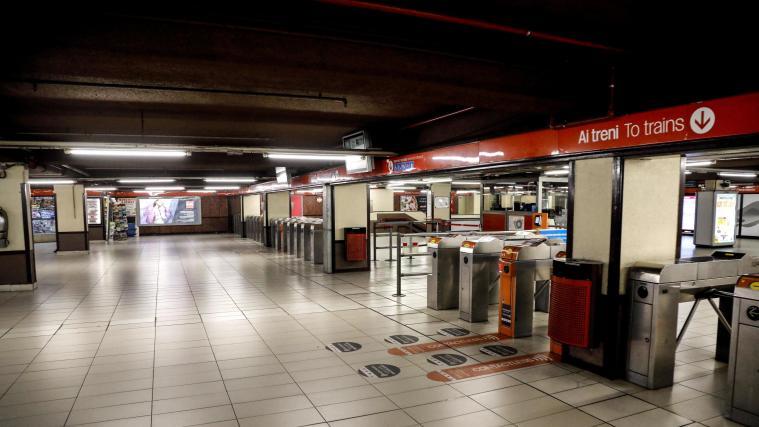 Die bis 3. April geltende Ausgangssperre könnte verlängert werden. Im Bild: Verwaiste U-Bahn-Station in Mailand.