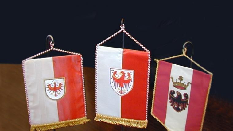 Die Europaregion mit den Landesfahnen vom Bundesland Tirol, Südtirol und dem Trentino.