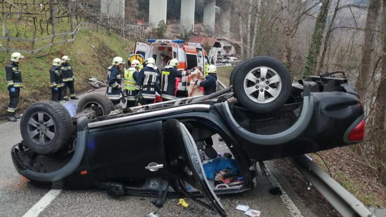 Die Frau aus dem Eisacktal erlitt bei dem Aufsehen erregenden Unfall mittelschwere Verletzungen. Ihr Sohn kam mit dem Schrecken davon.
