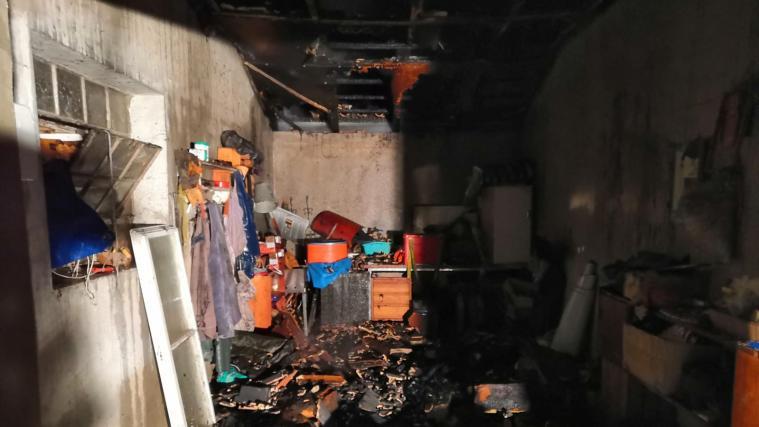Die Garage wurde bei dem Brand beschädigt.
