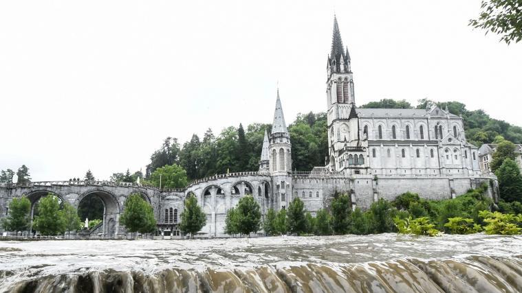 Die Mariä-Empfängnis-Basilika in Lourdes.
