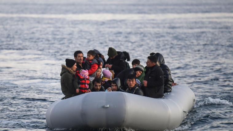 Die Migranten durchlöcherten ihr Schlauchboot, um von der griechischen Küstenwache gerettet zu werden.