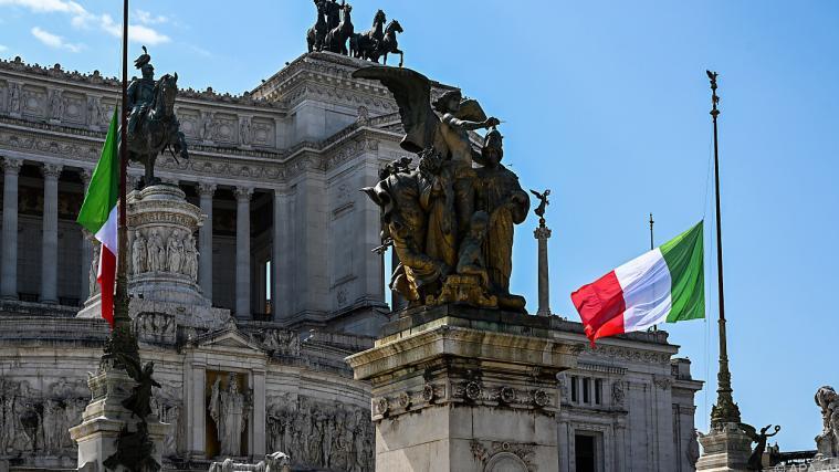 Die Nationalflaggen wurden auf halbmast gesetzt.