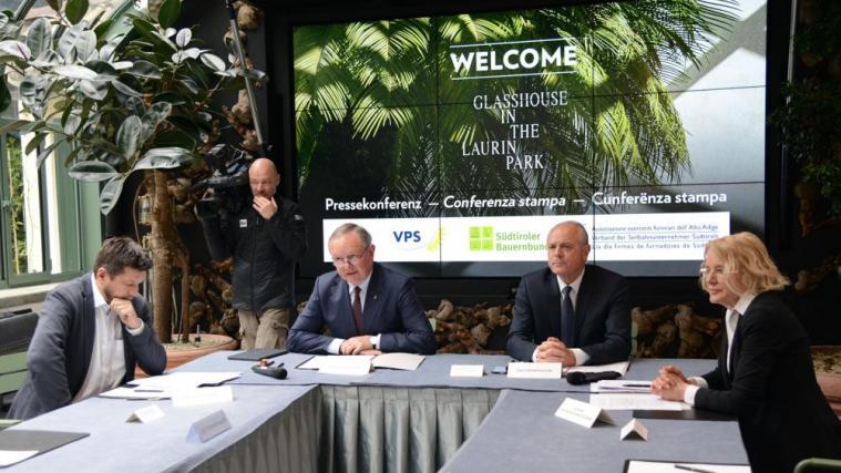 Helmut Sartori (Seilbahnunternehmerverband), Manfred Pinzger (HGV), Leo Tiefenthaler (SBB) und Esther Mutschlechcner Seeber (VPS) bei der Pressekonferenz in Bozen.