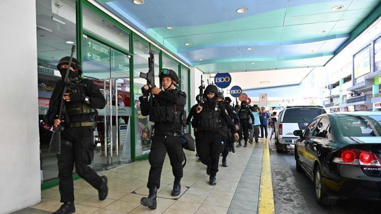 Ein Mann hat in einem Einkaufszentrum in Manila 30 Personen als Geiseln genommen.
