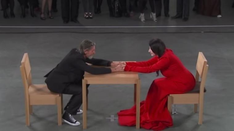 Einer der emotionalsten Momente seines Lebens: Ulay mit seiner langjährigen Partnerin während einer Kunstperformance im MOMA in New York.