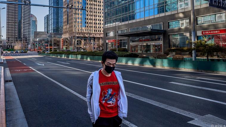 Gesichtsmasken gehören in Peking weiter zum gewohnten Anblick.