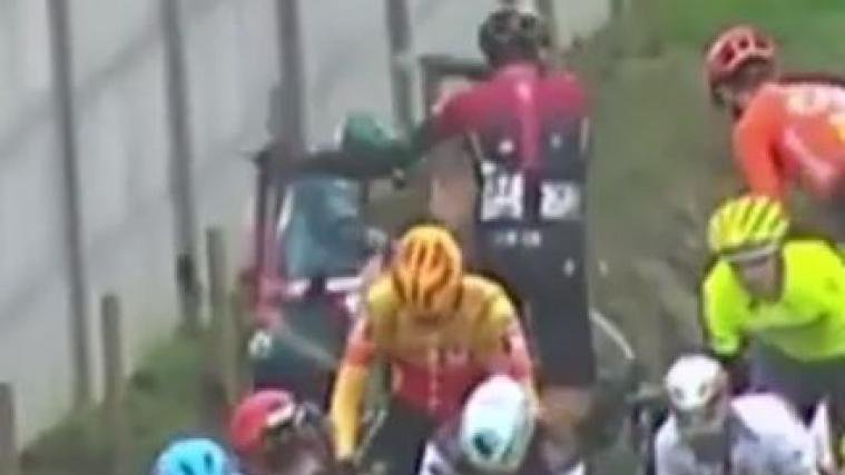 Gianni Moscon bewirft seinen Gegner mit dem Rad.