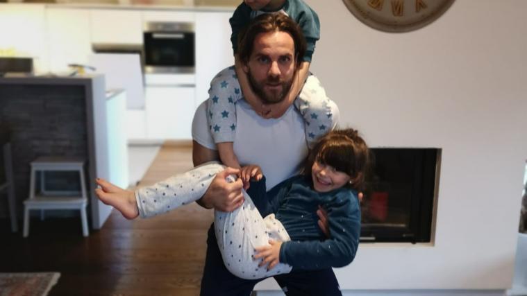 Hannes Kiem verbringt derzeit viel Zeit mit seinen Kindern in seinem Haus in Frangart.