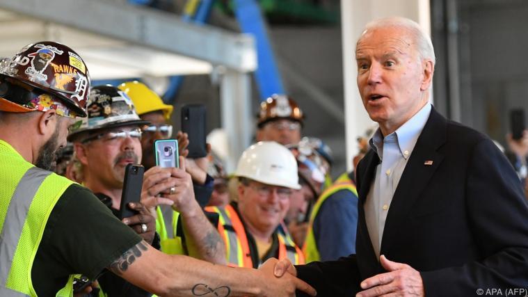 Joe Biden hat Prognosen zufolge die Vorwahl im US-Staat Michigan gewonnen.