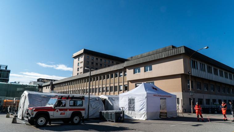 Krankenhaus Bozen mit Pre-Triage-Zelt neben dem Haupteingang.