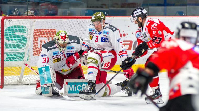 Leland Irving, der hier Mithilfe von Ivan Tauferer erhielt, avancierte zum Matchwinner.