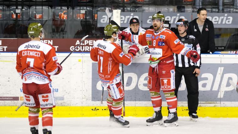 Marco Insam (r.) jubelt, der HC Bozen geht im Playoff-Viertelfinale in Führung.