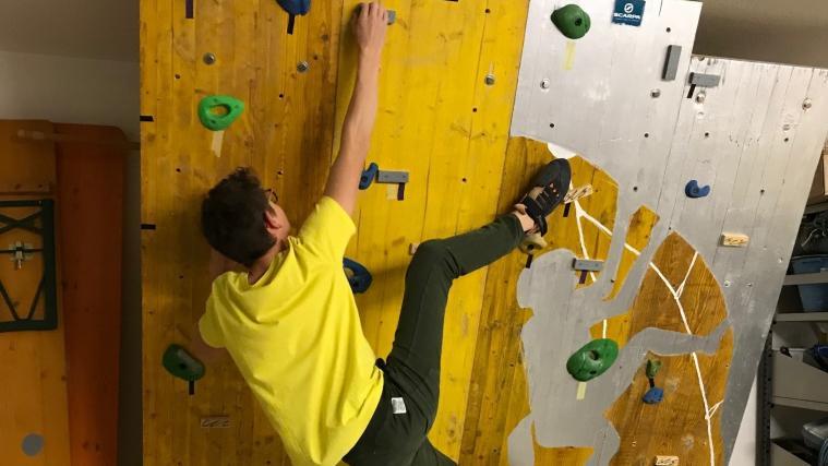 Samuel Pernthaler aus Aicha übt daheim in der Garage an der Kletterwand.