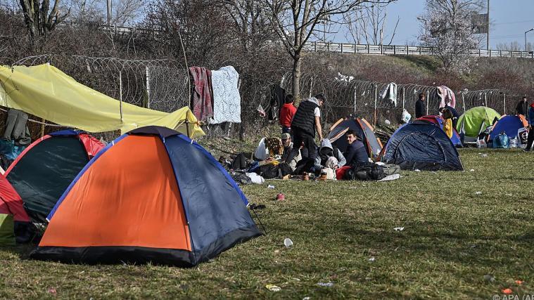 Mehrere Brände brachen im Flüchtlingslager Pazarkule aus.