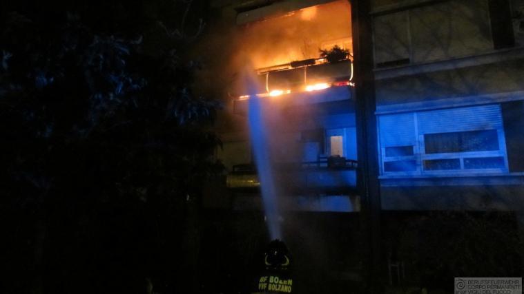 Ob brennende Kerzen, Zigarettenstummel, Asche: Um einen Balkonbrand zu verhindern, sind Regeln gewissenhaft einzuhalten.