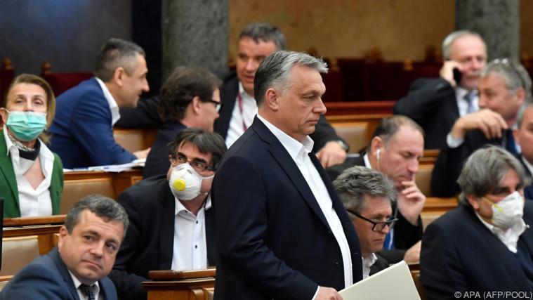 Victor Orban kann durch das Notstandsgesetz für unbestimmte Zeit regieren.