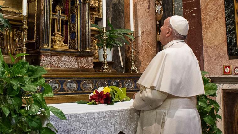 Papst Franziskus beim Gebet vor dem Pestkreuz.