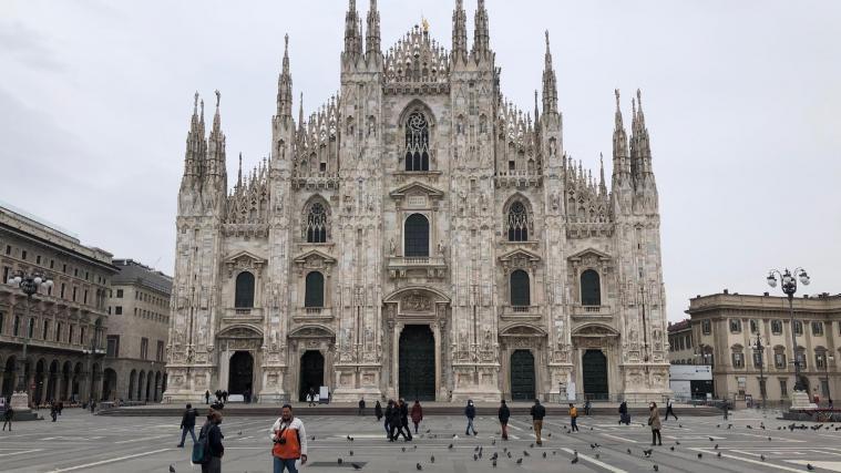 So leer wie in diesen Tagen ist Mailands berühmte Piazza del Duomo üblicherweise nie.