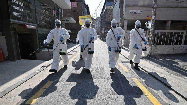 Soldaten versprühen Desinfektionsmittel auf Südkoreas Straßen.