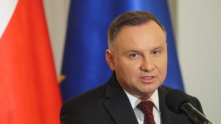 Staatsoberhaupt Andrzej Duda hat ein umstrittenes Mediengesetz unterzeichnet.