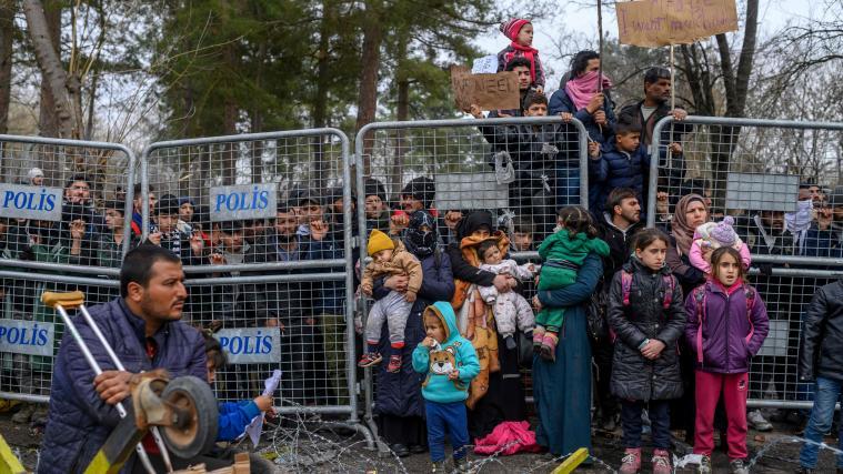 Tausende Migranten haben sich zur türkisch-griechischen Grenze begeben.