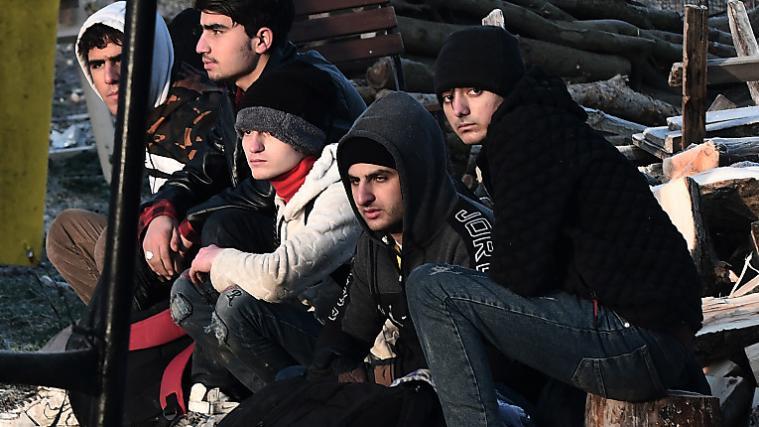 Tausende Migranten warten an der Grenze.