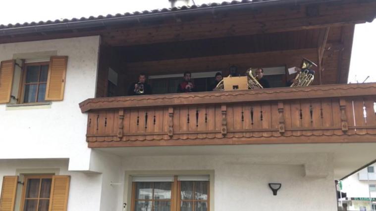 Von ihren Balkonen aus hat sich die Musikkapelle St. Georgen von ihrem Kameraden verabschiedet.