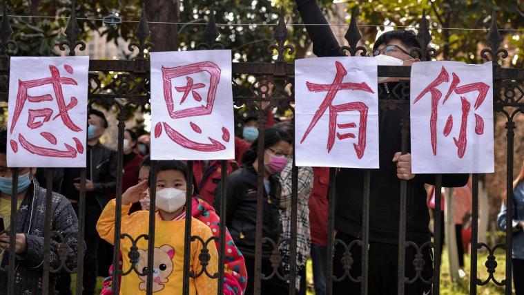 „Wuhan wird gewinnen“ steht auf vielen Flyern in der Stadt.