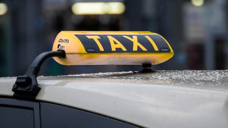 Zum Schutz vor dem Coronavirus gibt es Empfehlungen für die Fahrten mit Taxi und Mietwagen.