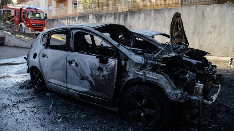 2 Autos fingen aus unbekannter Ursache Feuer.