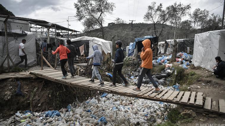 9 Kinder sollen aus dem Flüchtlingslager Moria ausgeflogen werden.