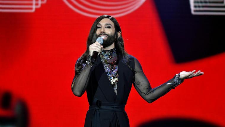 Auch Conchita Wurst sitzt in der Jury des „Kleinen Song Contests“.
