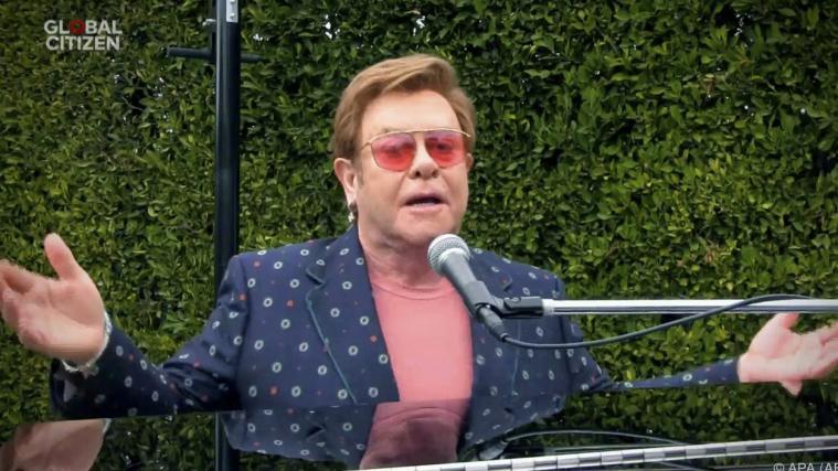 Auch Elton John dankte den Helfern der Corona-Pandemie.