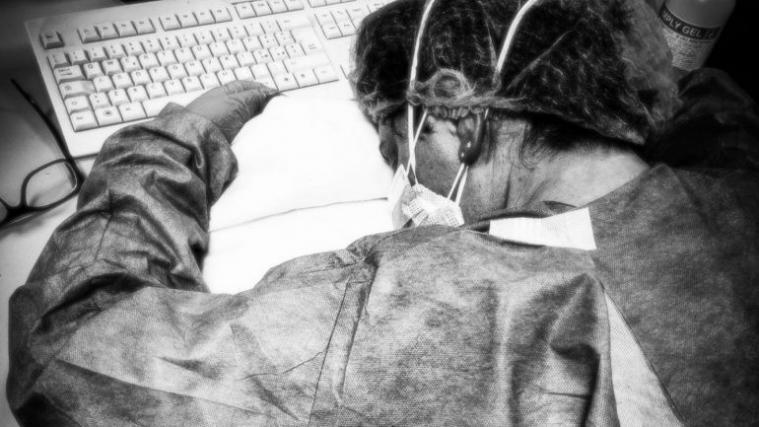Das Bild der erschöpften Krankenschwester löste weltweit Bestürzung aus.