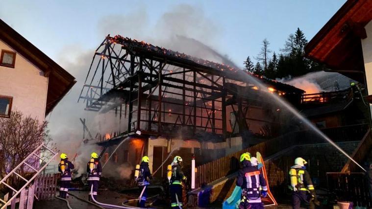 Das Futterhaus des Hofes brannte vollständig ab.