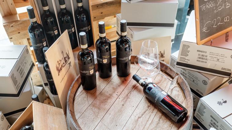 Der Brunello di Montalcino, von dem eine Flasche von 30 Euro bis zu mehreren hundert Euro kosten kann, muss zu 100 Prozent aus der Rebsorte Sangiovese hergestellt werden.