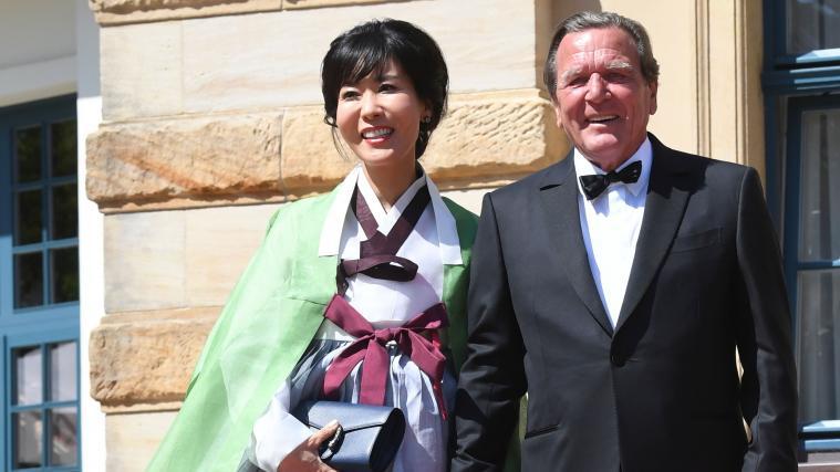 Der ehemalige deutsche Bundeskanzler Gerhard Schröder mit seiner Ehefrau Soyeon Schröder-Kim bei den Wagner-Festspielen 2019 in Bayreuth.