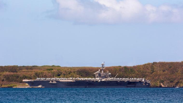 Der Flugzeugträger USS Theodore Roosevelt vor der Insel Guam.