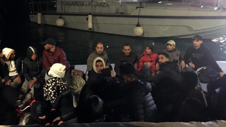 Die Ankunft der Flüchtlinge im Hafen von Lapedusa.