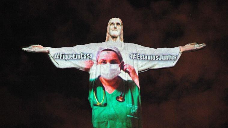 Die berühmte Jesus-Statue in Rio wurde mit Motiven angestrahlt.