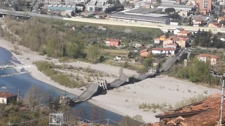 Die eingestürzte Brücke in der Provinz Massa Carrara.