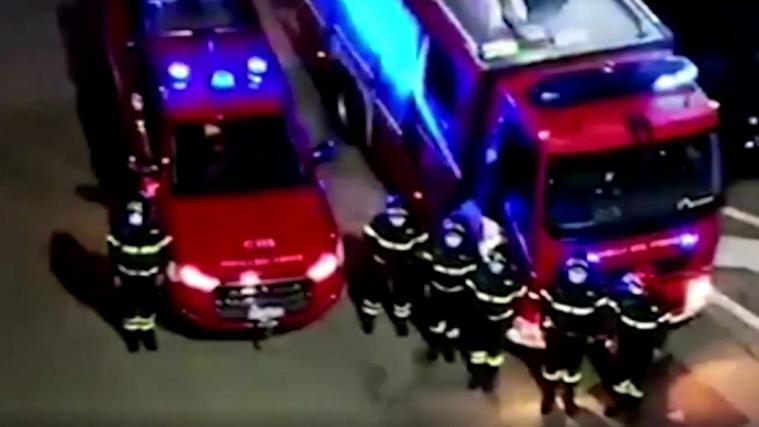 Die Einsatzkräfte fuhren vor das Krankenhaus und sangen die italienische Nationalhymne, um den Ärzten und Pflegekräften in der schwierigen Zeit beiseite zu stehen.
