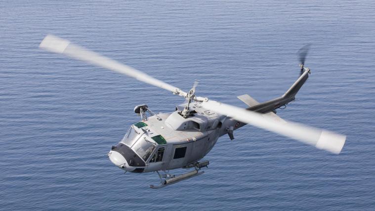 Die italienische Marine (i.B. ein Helikopter der Marine) führt zunächst die Mission an.