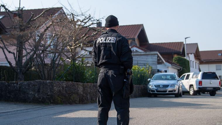 Die Mutter hat nach derzeitigem Ermittlungsstand ihre 2 Kinder getötet und dann Suizid begangen.