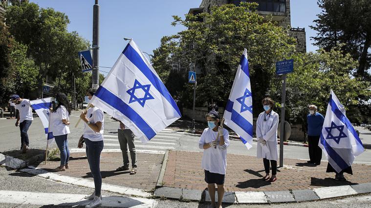 Die Pandemie nimmt auf Staatsfeiertage keine Rücksicht – Israel feiert trotzdem, wenn auch mit Einschränkungen und Schutzmasken.