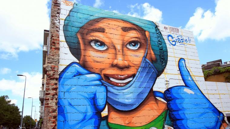 Ein Graffiti des Künstlers Lapo Fatai vor dem San Luca-Spital in Mailand.