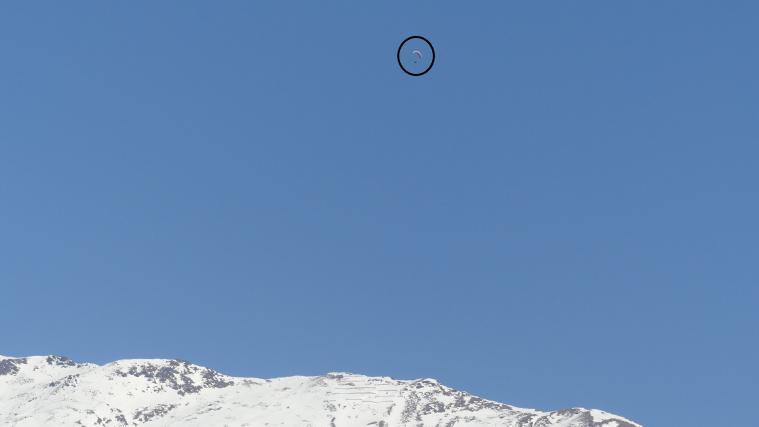 Ein Paragleiter oberhalb des Matscher Tals.