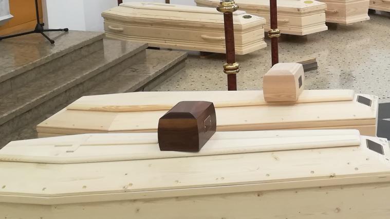Ein Sarg reiht sich in der Bozner Friedhofskapelle an den nächsten. Auch in der Landeshauptstadt sind im vergangenen Monat viel mehr Menschen gestorben als im März des Vorjahres.